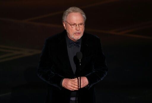 Billy Crystal paid an emotional tribute to his friend and collaborator Rob Reiner, who was murdered in late 2025