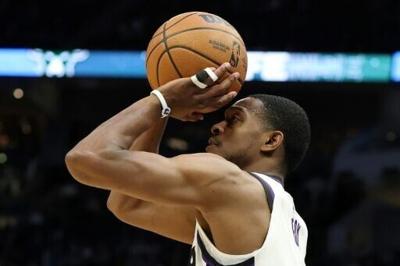 Kings' Fox headed to Spurs in multi-team NBA trade - report