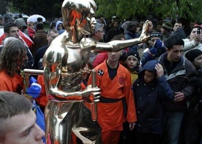 The vandalised statue, now back in its rightful place after being stolen, was originally unveiled in a Mostar park in 2005 before being repeatedly vandalised