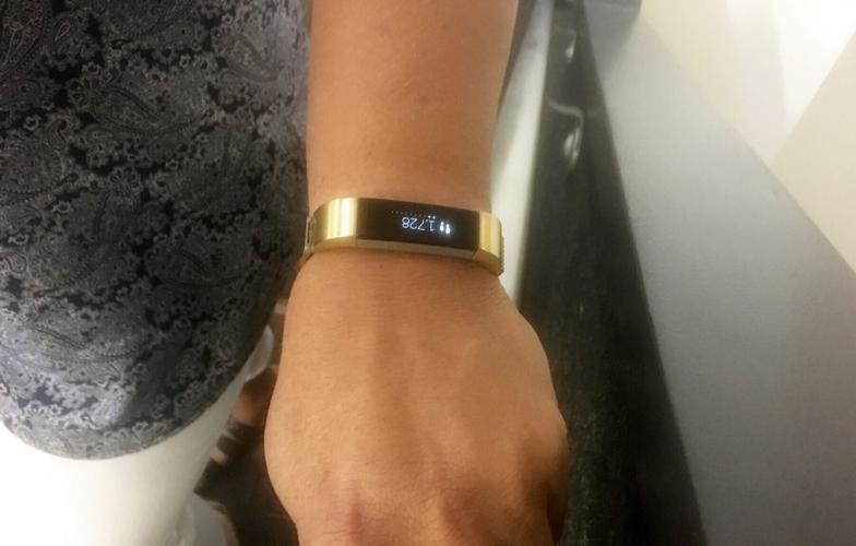 Smartphone apps and wearable trackers boost exercise for people with heart disease