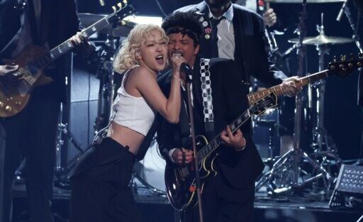Rose and Bruno Mars opened the Grammys gala with 'APT.'