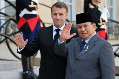 France's President Emmanuel Macron (left) welcomes Indonesia's President Prabowo Subianto prior to their meeting at the Elysee Presidential Palace in Paris