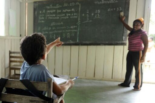 Schools targeted with AI learning apps despite experts' doubts