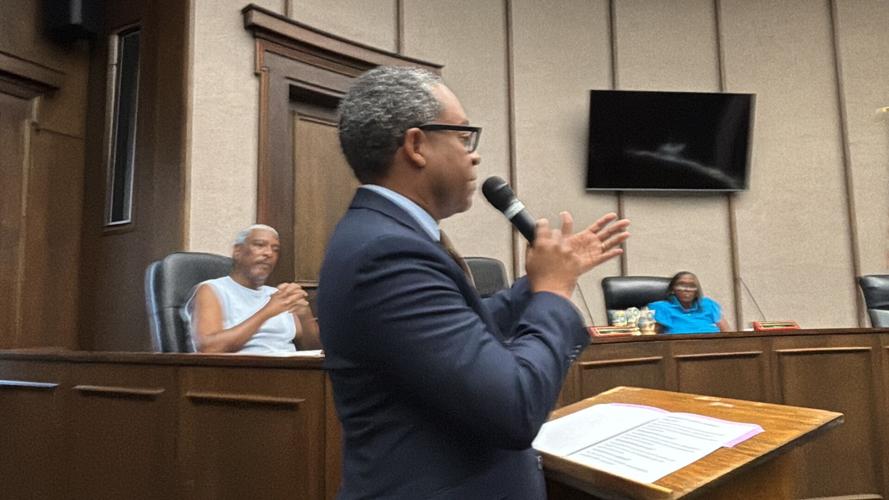 Selma Mayor Johnny Moss presents to council