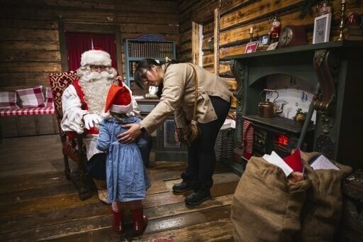 As Arctic climate warms, even Santa runs short of snow