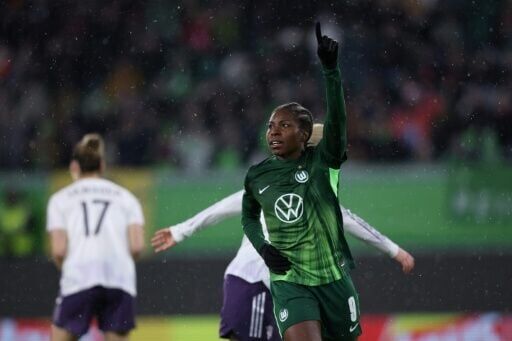 Lineth Beerensteyn struck twice as Wolfsburg put an end to Manchester United's perfect start in the Women's Champions League
