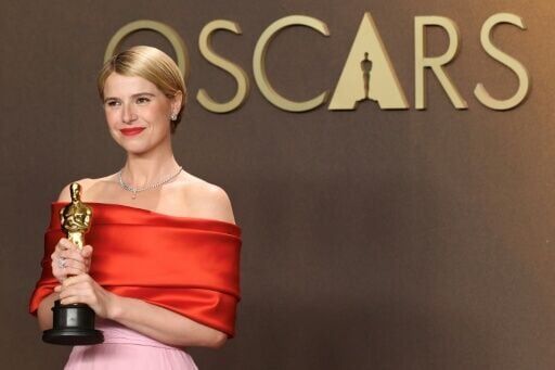 Jessie Buckley poses with her best actress Oscar for 'Hamnet'