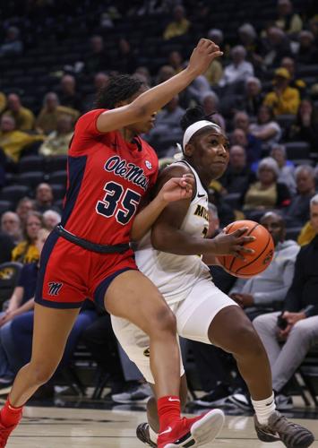 Missouri guard Saniah Tyler (2) attempts a layup
