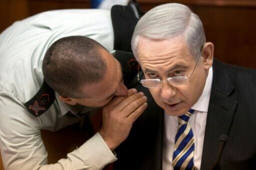 Eyal Zamir speaking with Benjamin Netanyahu during a cabinet meeting in 2013