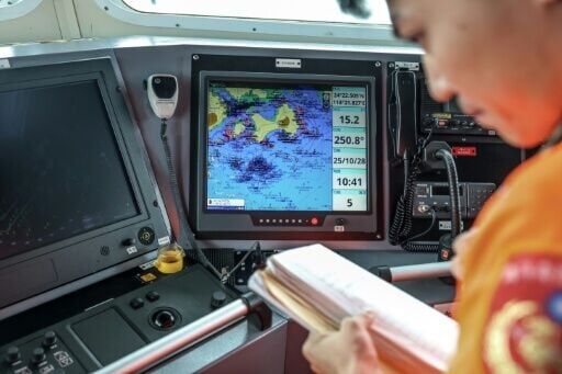 When China's 1,000-tonne ships enter Kinmen's waters, Taiwan follows them with the biggest boats they have there