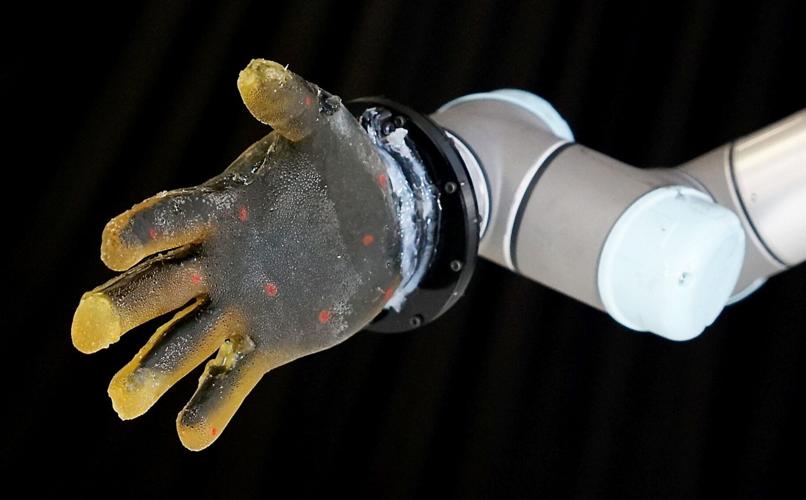New synthetic “skin” gives robots the human touch