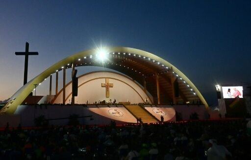 Young Catholics give rock star welcome to Pope Leo at vigil