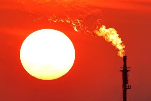 Smog chokes Baghdad as oil-fired factories belch out smoke