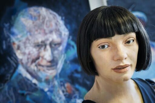 Humanoid robot says not aiming to 'replace human artists'