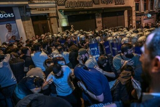 'Remember Charlie Hebdo!' Protesters seethe at Istanbul magazine