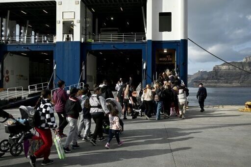 Thousands leave as fresh tremors shake Greece's Santorini