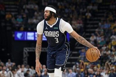 Mavs' Davis has surgery to repair detached retina: reports