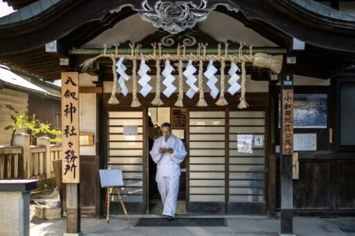 When the crossing appears, Yatsurugi's priest holds a Shinto ritual on the ice, something Miyasaka has been able to do just 11 times in over four decades in the job