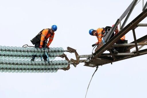 High-flying young electricians wire UK energy switch