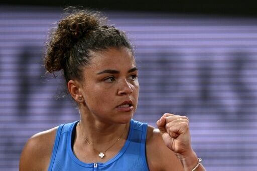 Alcaraz into French Open third round as Swiatek and Sabalenka cruise