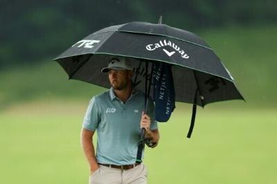 Burns leads Scott by one as dangerous weather halts US Open