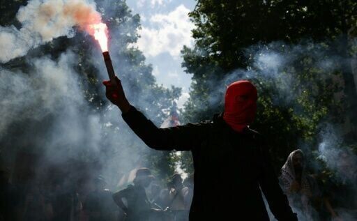 Masked protesters attack Socialists at France May Day rally