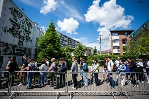 Pro-EU centrist wins tense Romania presidential vote rerun