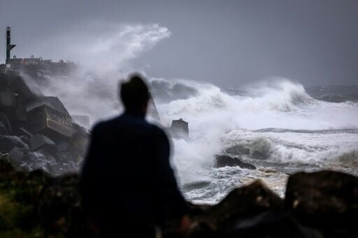 'Erratic' cyclone creeps towards eastern Australia