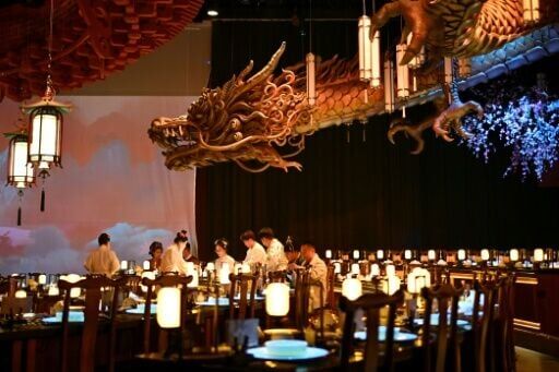 Diners were ushered into a grand, circular room, served by waiters dressed in "hanfu", and treated to an eight-act performance involving twirling dancers and emotive dialogue from actors