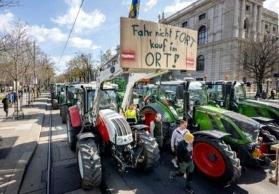 Austrian farmers took to the streets of Vienna to seek better labelling of the origin of food products. The sign reads 'Don’t go elsewhere, buy local'