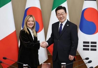 South Korea's President Lee Jae Myung (R) shakes hands with Italy's Prime Minister Giorgia Meloni (L) during their meeting at the presidential Blue House in Seoul on January 19, 2026