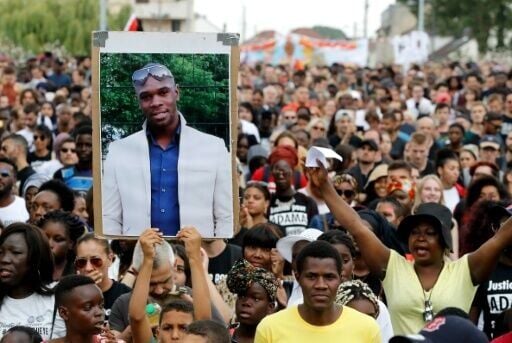 The family of Adama Traore accuses gendarmes of not helping the 24-year-old before his death