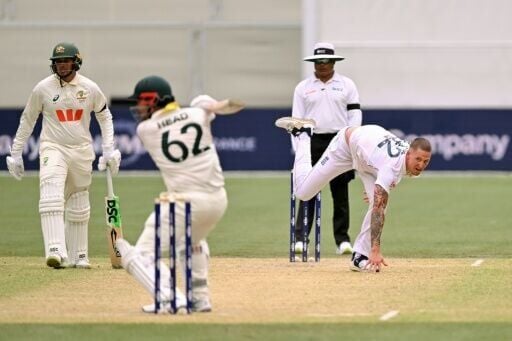 Brydon Carse is cut away to the fence by Travis Head