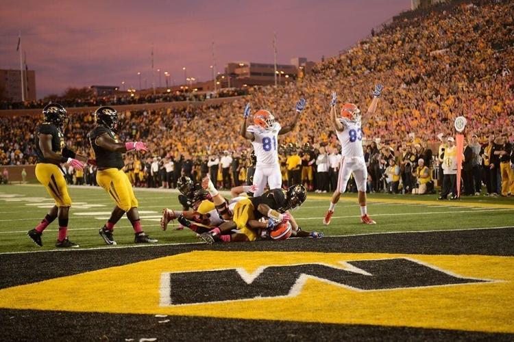 Florida players celebrate a tackle (copy)