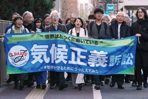 Lawyer Akihiro Shima (front, 3rd L) and plaintiffs in front of the Tokyo District Court on December 18, 2025