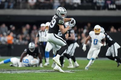 Raiders TE Brock Bowers sets rookie receptions mark