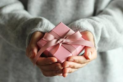 Are You a 'Late Gift-Giver'? Study Finds Folks Mostly Don't Mind