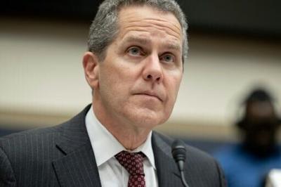 US Fed's top banking regulator says he will step down early
