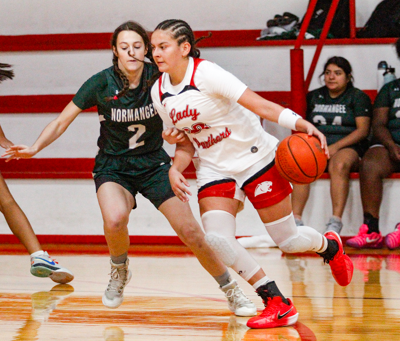 Valerie Hernandez dribbling from perimeter.png