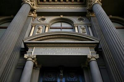 Distrusting Argentines loath to bank their 'mattress dollars'