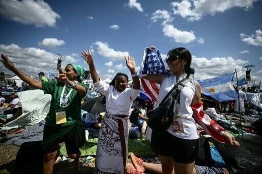 Young Catholics give rock star welcome to Pope Leo at vigil