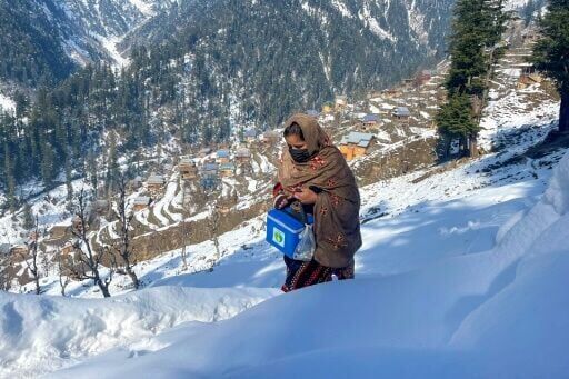 Pakistan health workers kick off polio drive despite snow