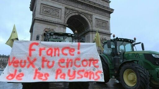 French farmers at the Arc de Triomphe