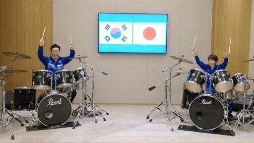 Japan, South Korea leaders drum up support with K-pop jam