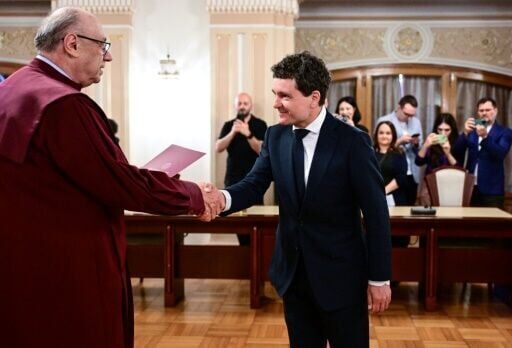 Pro-EU centrist Nicusor Dan sworn in as Romania president