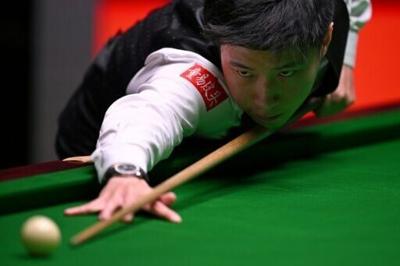 Reigning champion Zhao Xintong of China has been knocked out of the World Snooker Championship by Shaun Murphy