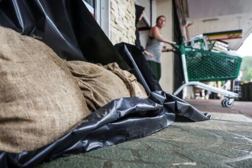'Erratic' cyclone creeps towards eastern Australia