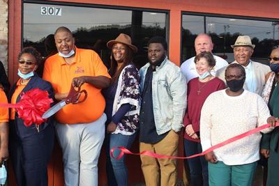 Rojo's Seafood Express holds ribbon cutting, grand opening