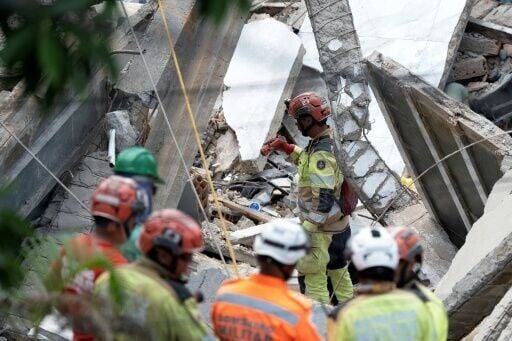 Los bomberos del estado brasileño de Minas Gerais buscan el 5 de marzo de 2026 entre los escombros de la residencia de ancianos derrumbada en Belo Horizonte