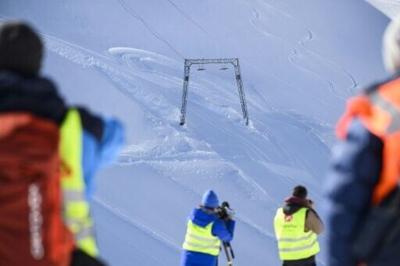 Journalists near the Schneefernerkopf ski lift prior to its demolition at the Zugspitze ski resort